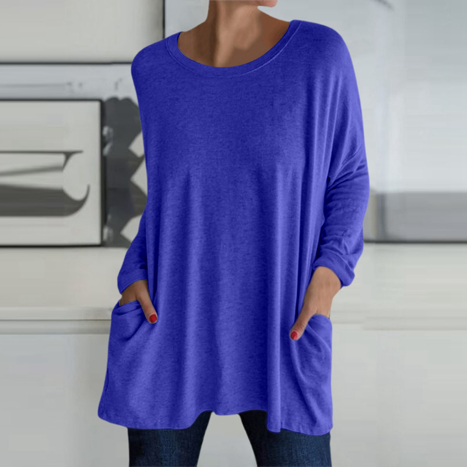 thumbnail image 2 of Camiseta de manga larga con cuello redondo y bolsillos para mujer: color liso, tejido elástico suave, camiseta larga informal para el día a día y la playa., 2 of 5